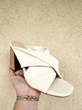 Load image into Gallery viewer, Fiji Bone Shoe